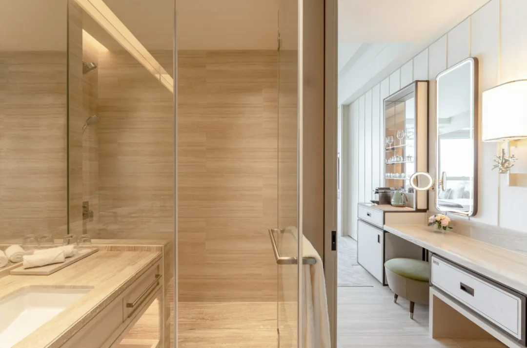 Fullerton-Ocean-Park-Hotel-Grand-Deluxe-Oceanfront-Room-Bathroom