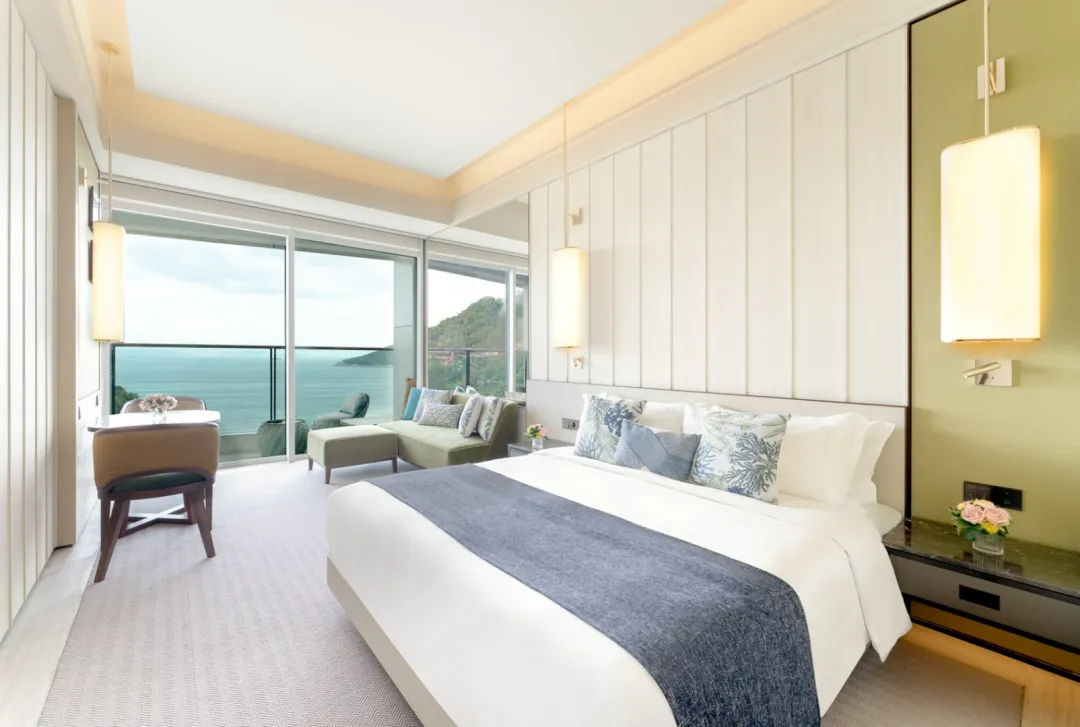 Fullert-Ocean-Park-Hotel-Hong-Kong-Balcony-Oceanfront-Room-King-Bed