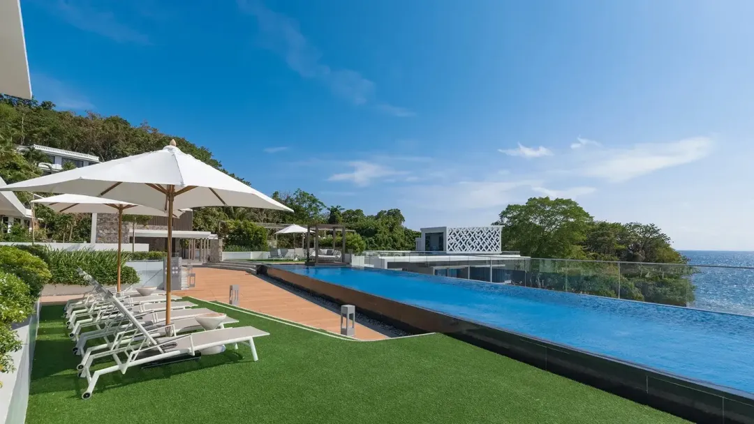 Crimson Resort and Spa Boracay - Pool Lounge