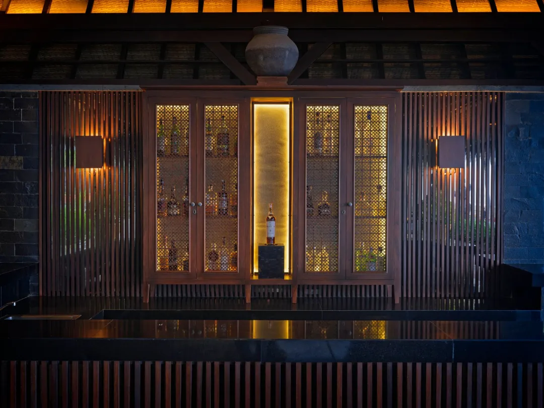 The-Legian-Seminyak-Bali-The-Pool-Bar