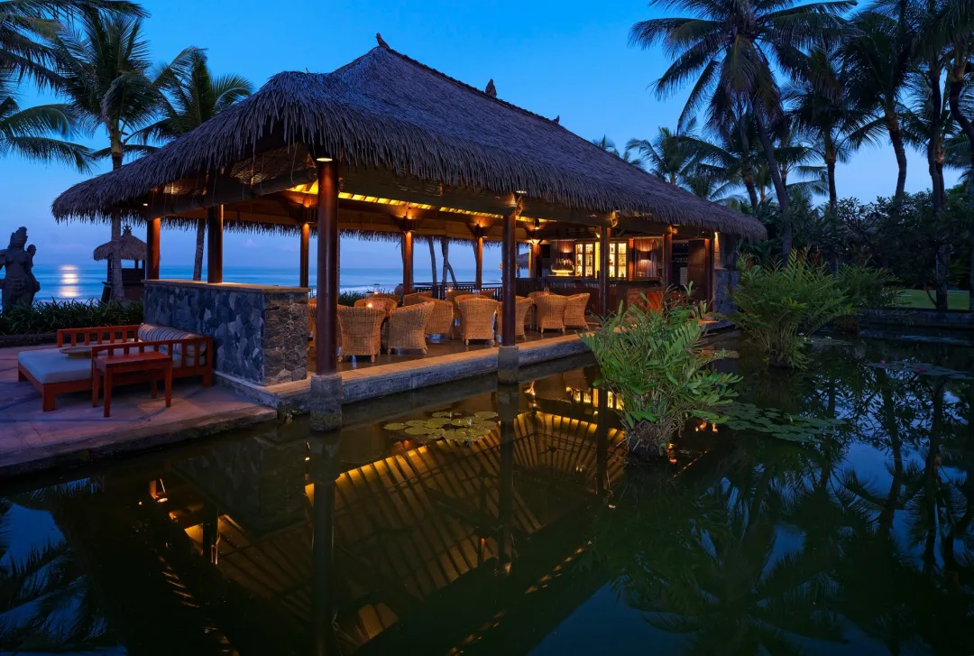 The-Legian-Seminyak-Bali-The-Ocean-Bar