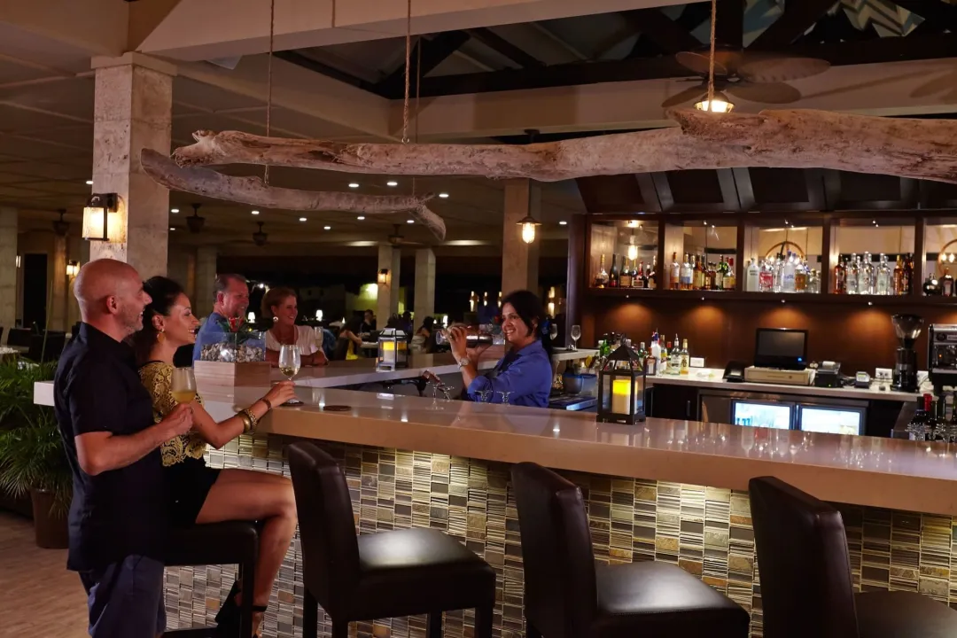 Odysseys-Travel-Manchebo-Beach-Resort-and-Spa-Ikes-Bar
