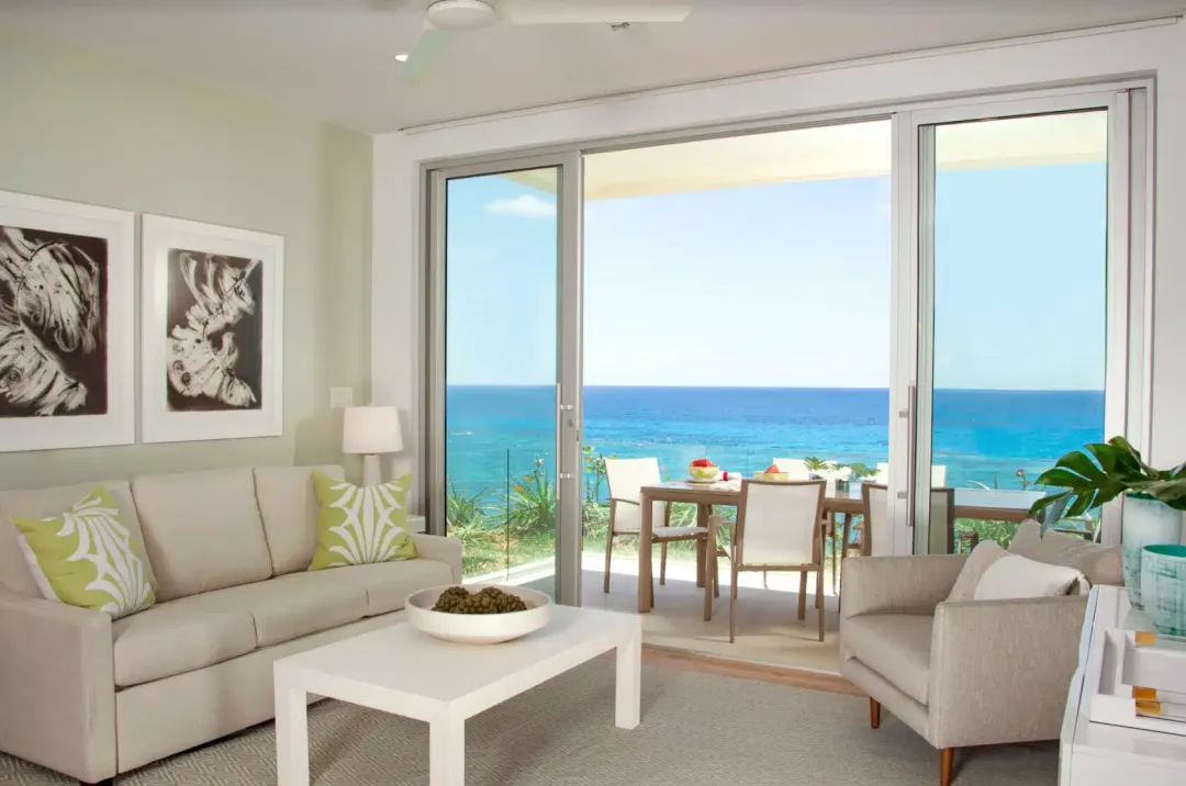 One Bedroom Oceanfront Suite - Seating Aeria View