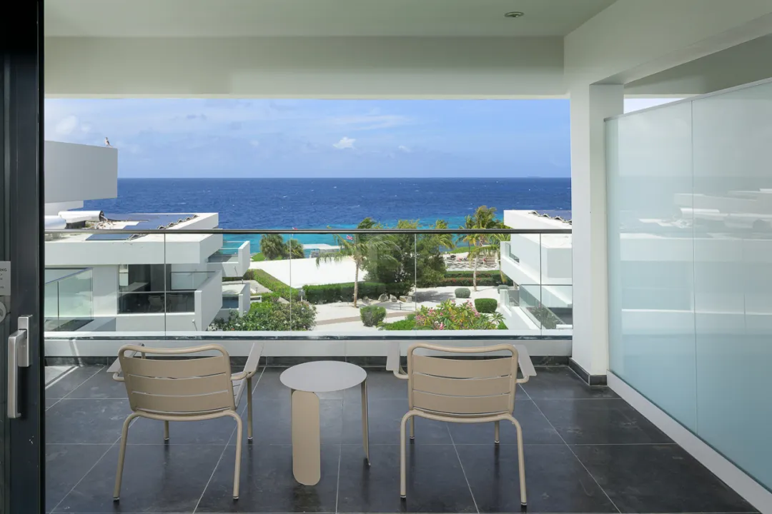 Ocean View Room - Balcony Lounge