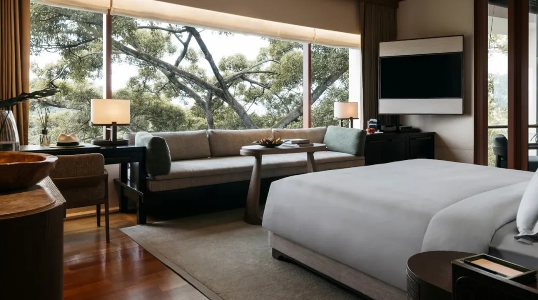Odysseys Travel - Capella Singapore - Premier Garden Room - Bedroom