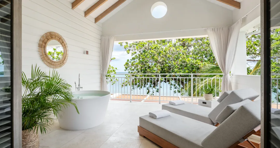 Halcyon Shore House Butler Suite with Balcony Tranquility Soaking Tub - Balcony Lounge