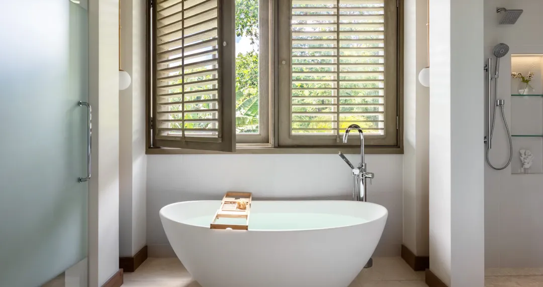 Halcyon Shore House Butler Suite with Balcony Tranquility Soaking Tub - Bathtub
