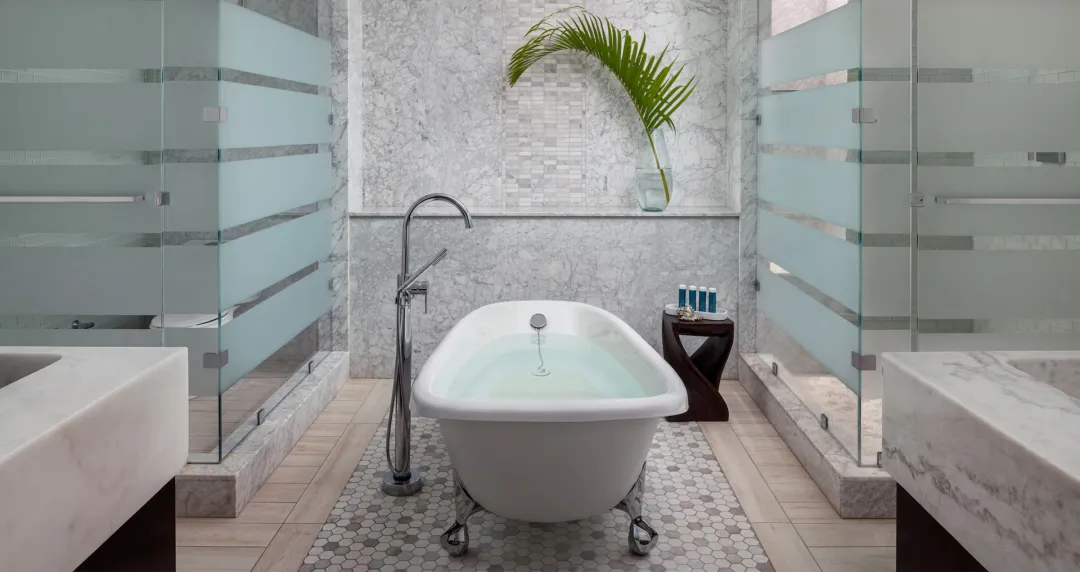 Italian Oceanview PH. One Bedroom SkyPool Butler Suite with Balcony Tranquility Soaking Tub - Bathroom