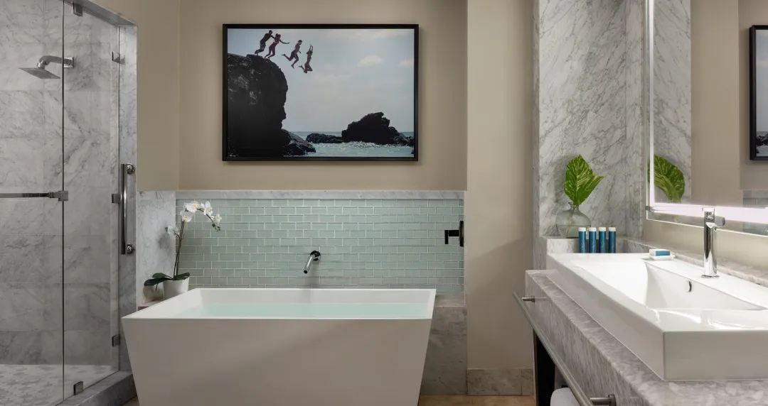 Italian Swim up Bi-level One Bedroom Butler Suite with Patio Tranquility Soaking Tub - Bathroom