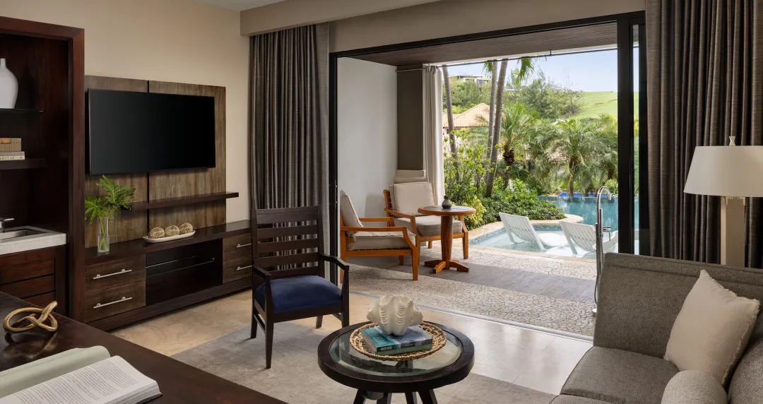 Italian Swim up Bi-level One Bedroom Butler Suite with Patio Tranquility Soaking Tub - Seating Aeria