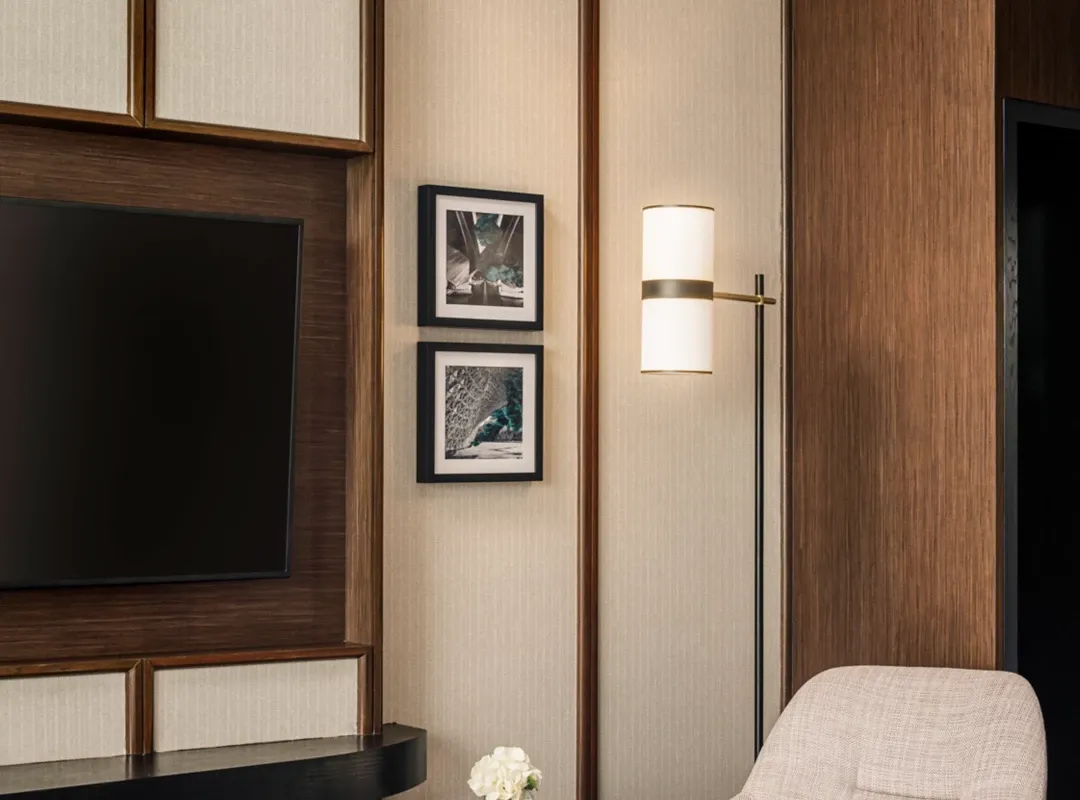 Odysseys Travel - Fairmont Singapore - Deluxe Two Doubles - Bedroom Seating Area