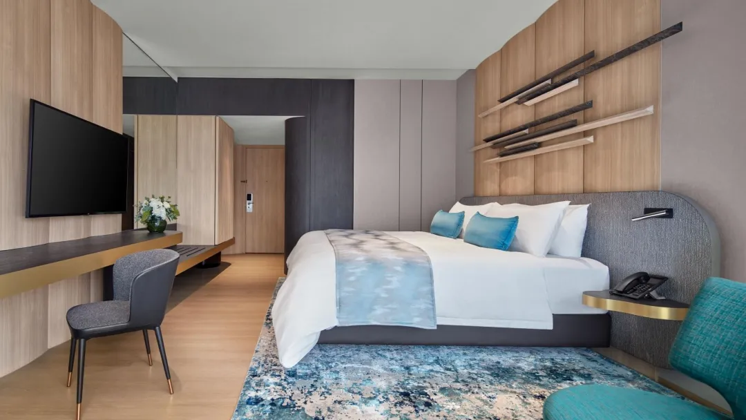 Odysseys Travel - PARKROYAL COLLECTION Marina Bay - Urban Deluxe Room - Bedroom and Desk