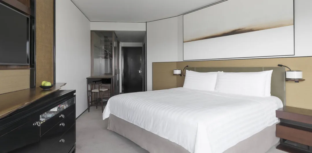 Odysseys Travel - Shangri-La Singapore - Tower Wing Deluxe - Bedroom