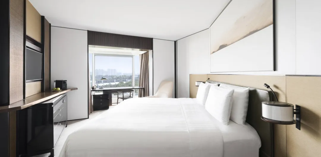 Odysseys Travel - Shangri-La Singapore - Tower Wing Horizon Club Deluxe - Bedroom