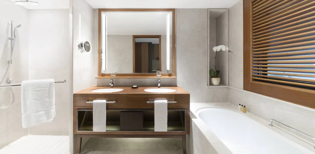 Odysseys Travel - Shangri-La Singapore - Garden Wing Deluxe City View - Bathroom