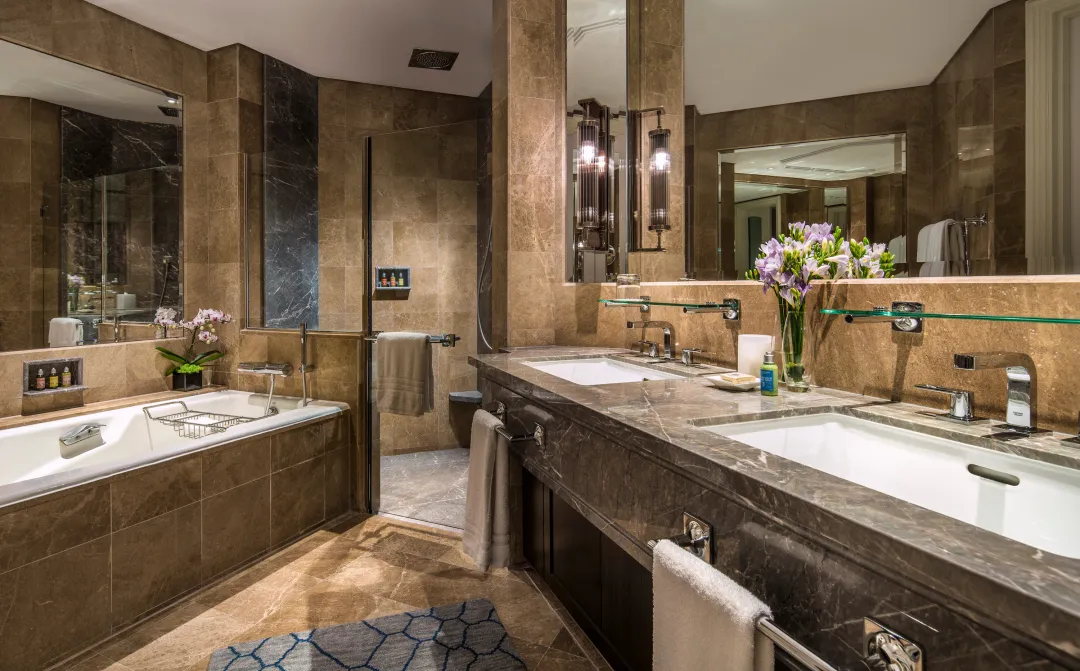 Odysseys Travel - Four Seasons Hotel Singapore - Deluxe Room - Bathroom