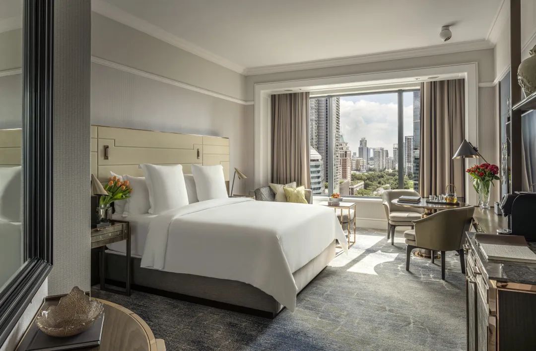 Odysseys Travel - Four Seasons Hotel Singapore - Club Room - Bedroom