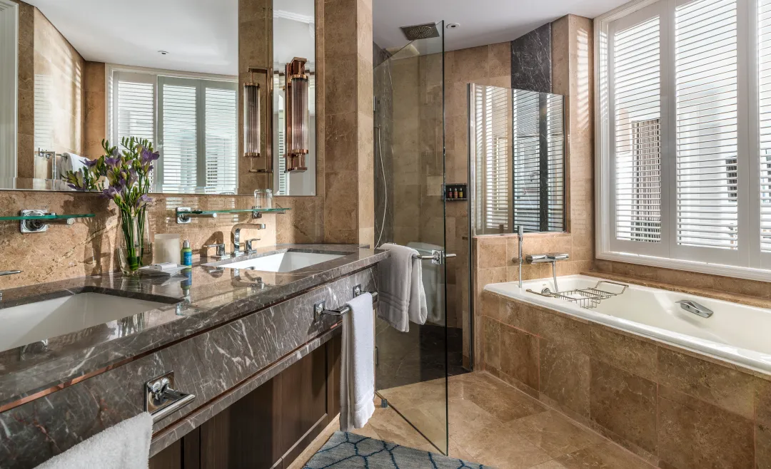 Odysseys Travel - Four Seasons Hotel Singapore - One Bedroom Club Suite - Bathroom