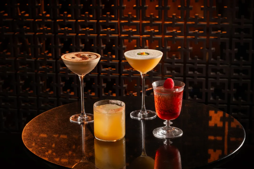 Odysseys Travel - Four Seasons Hotel Singapore - One-Ninety Bar - Cocktails