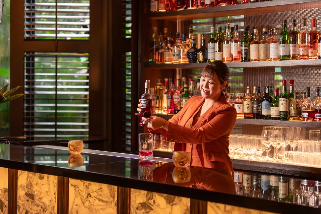 Odysseys Travel - Four Seasons Hotel Singapore - One-Ninety Bar - Bar Service