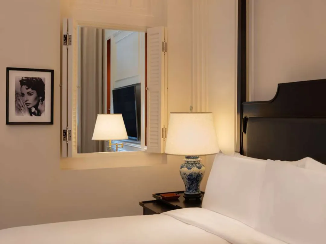 Odysseys Travel - Raffles Singapore - Personality Suite - Bedroom