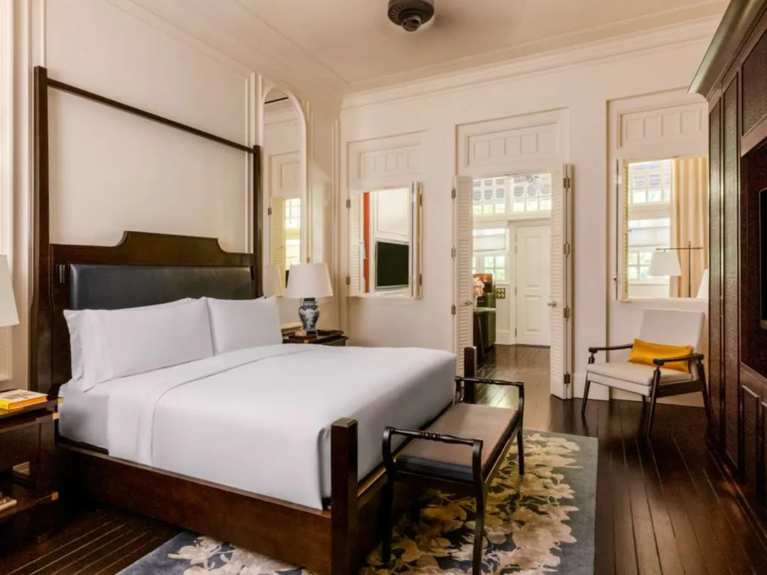 Odysseys Travel - Raffles Singapore - Courtyard Suite - Bedroom