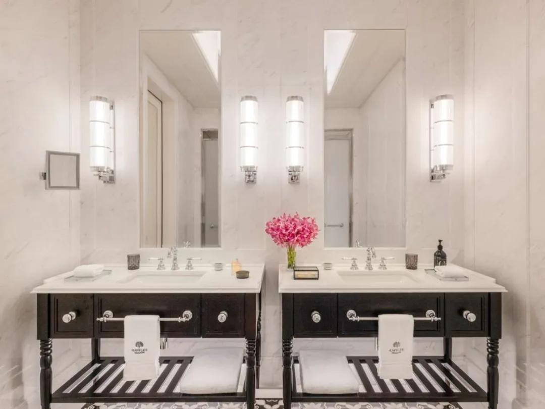 Odysseys Travel - Raffles Singapore - Courtyard Suite - Bathroom