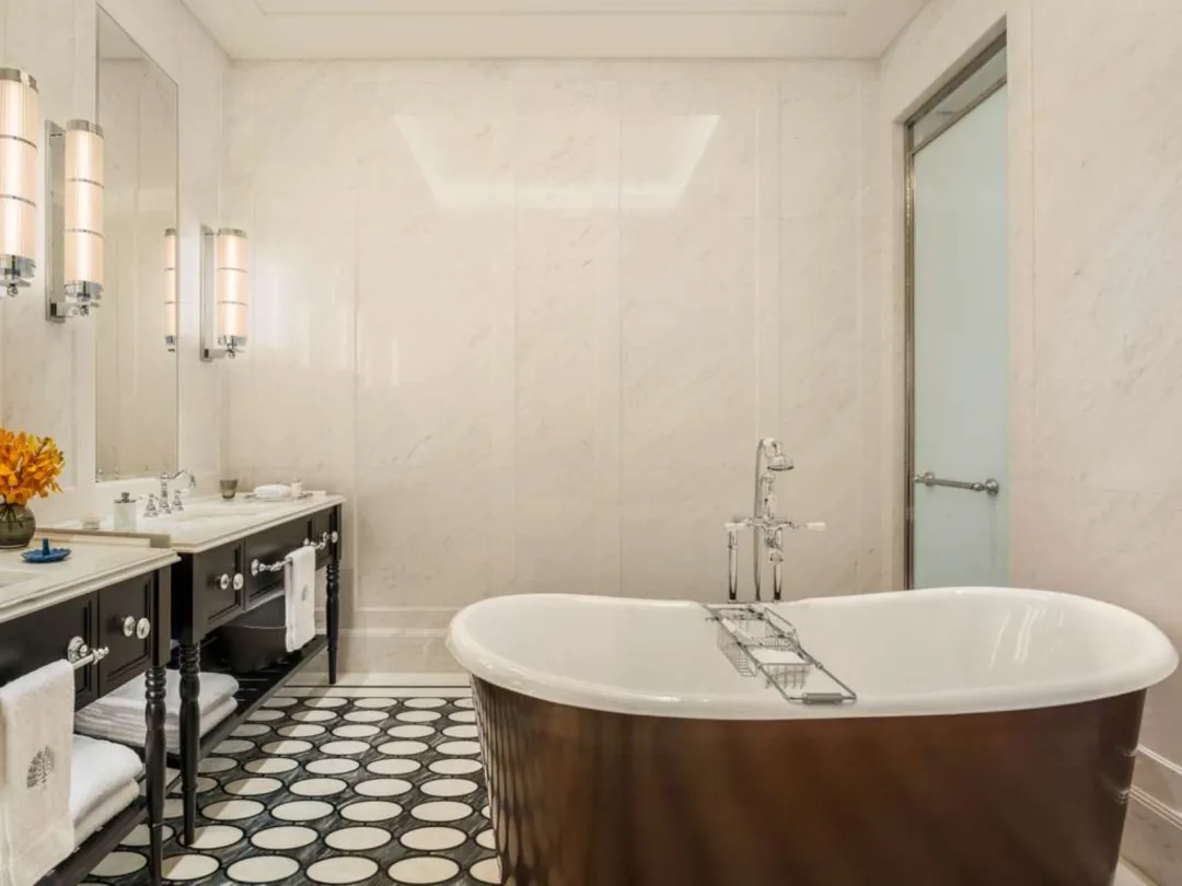Odysseys Travel - Raffles Singapore - Courtyard Suite - Bathtub