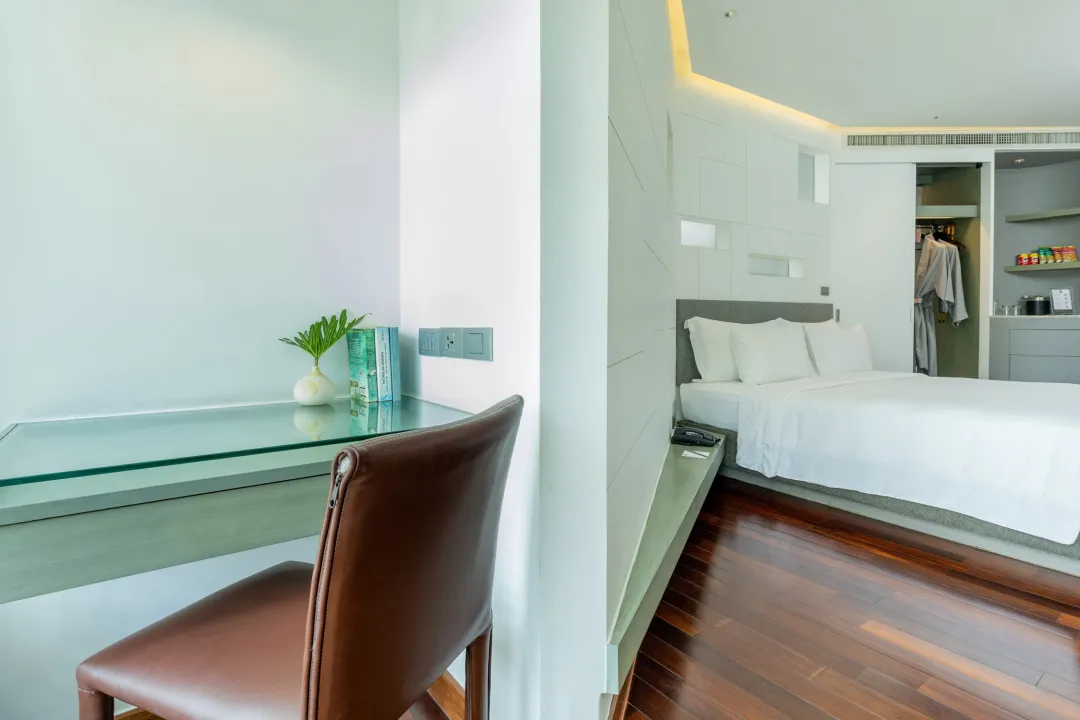 Odysseys-Travel-LiT-Bangkok-Different-Degree-Room-Work-Desk