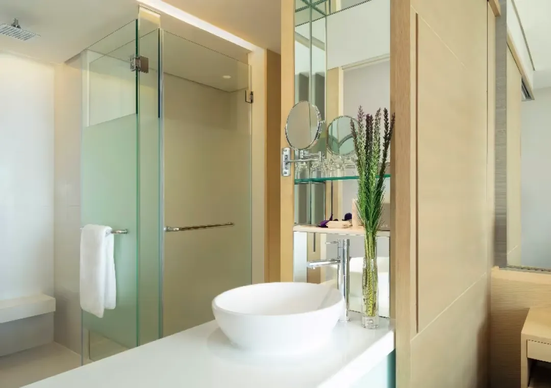Odysseys-Travel-Avani-Riverside-Bangkok-Skyline-River-View-Room-Bathroom