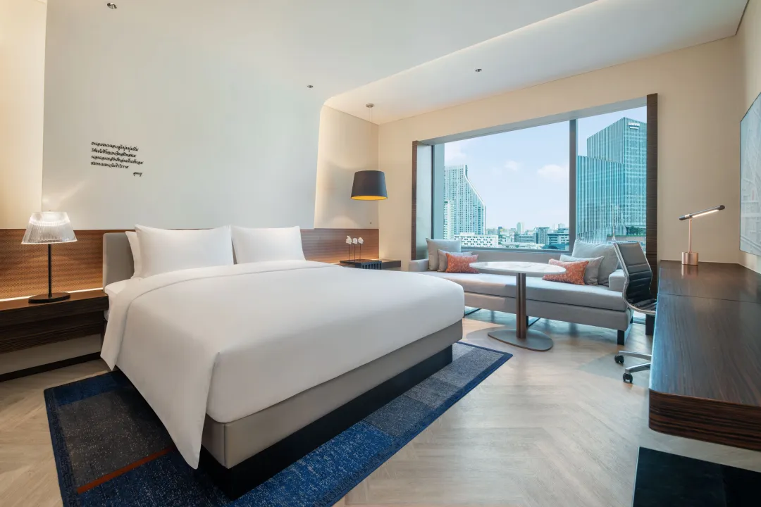 Odysseys Travel - Le Méridien Bangkok - Rooms - Deluxe Room High Floor - King Bed