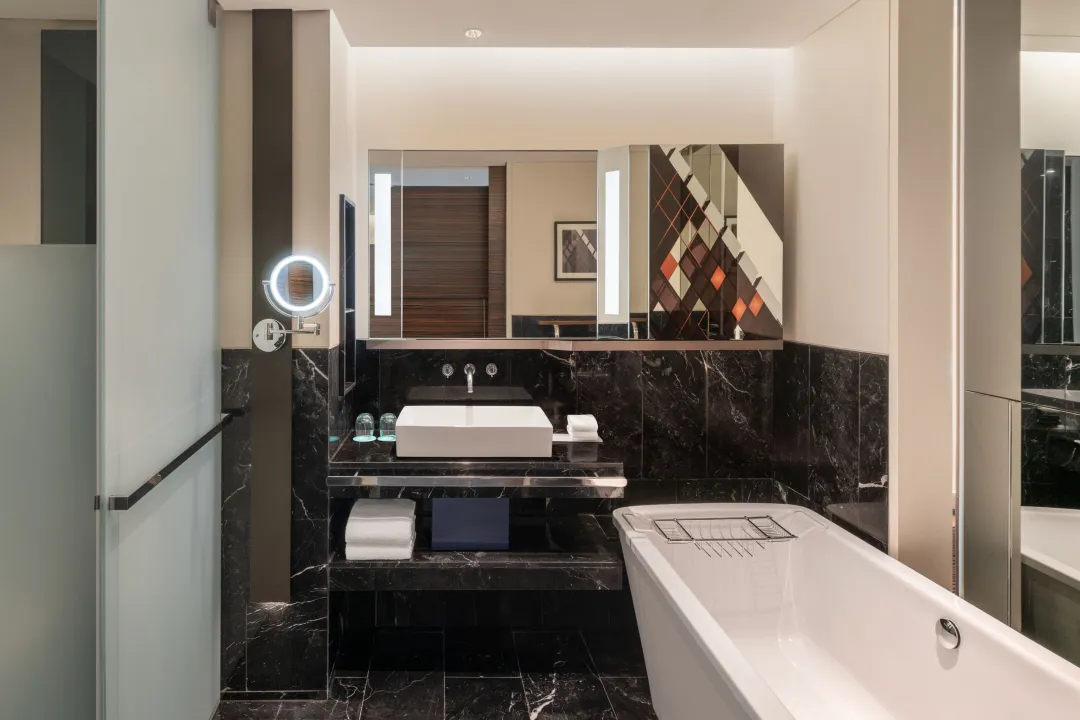 Odysseys Travel - Le Méridien Bangkok - Rooms - Deluxe Room High Floor - Bathtub