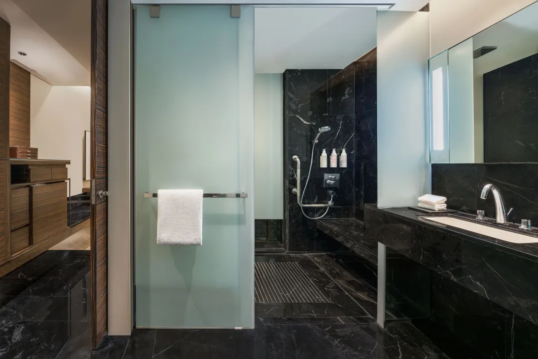 Odysseys Travel - Le Méridien Bangkok - Rooms - Deluxe Room High Floor - Bathroom