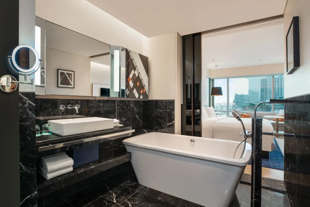 Odysseys Travel - Le Méridien Bangkok - Rooms - Deluxe Corner Room - Bathroom