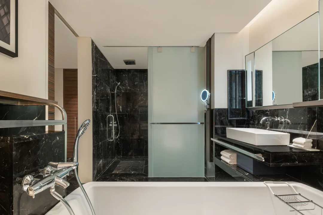 Odysseys Travel - Le Méridien Bangkok - Rooms - Executive Room - Bathroom