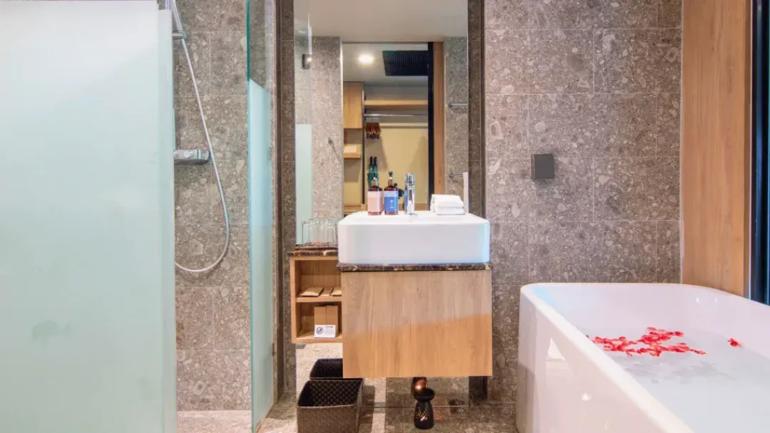 Deluxe Room - Bathroom