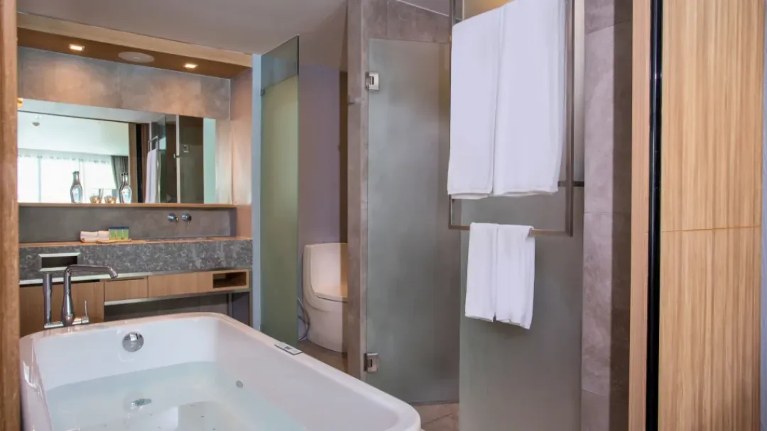 Deluxe Poolside - Bathroom