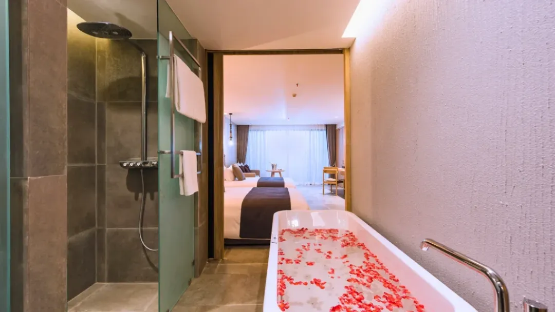 Deluxe Poolside - Twin Bed Bathroom