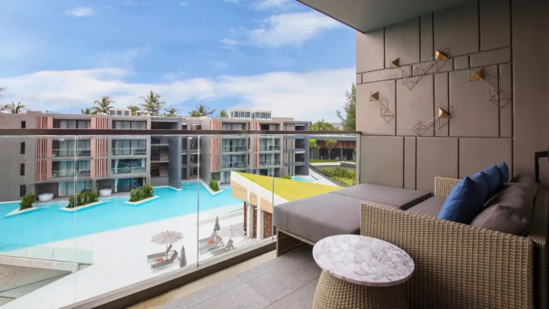 Deluxe Oceanside - Balcony Lounge
