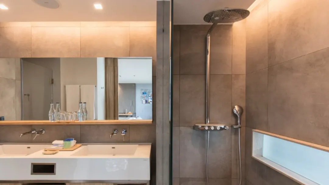 Deluxe Oceanside - Bathroom View