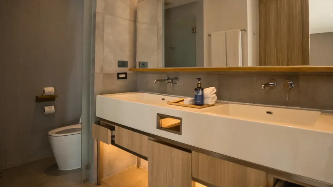 Deluxe Oceanside - Bathroom