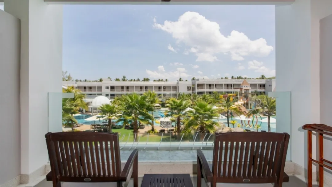 Family Room Aqua Wing - Balcony Lounge