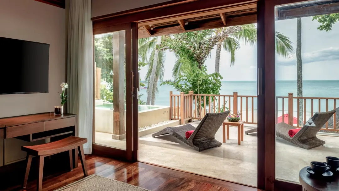 Ocean Pool Suite - Balcony Lounge with Sea View