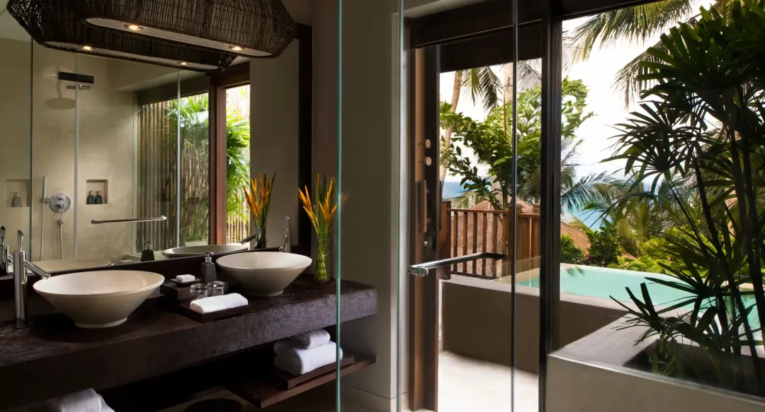 Ocean Pool Suite - Bathroom