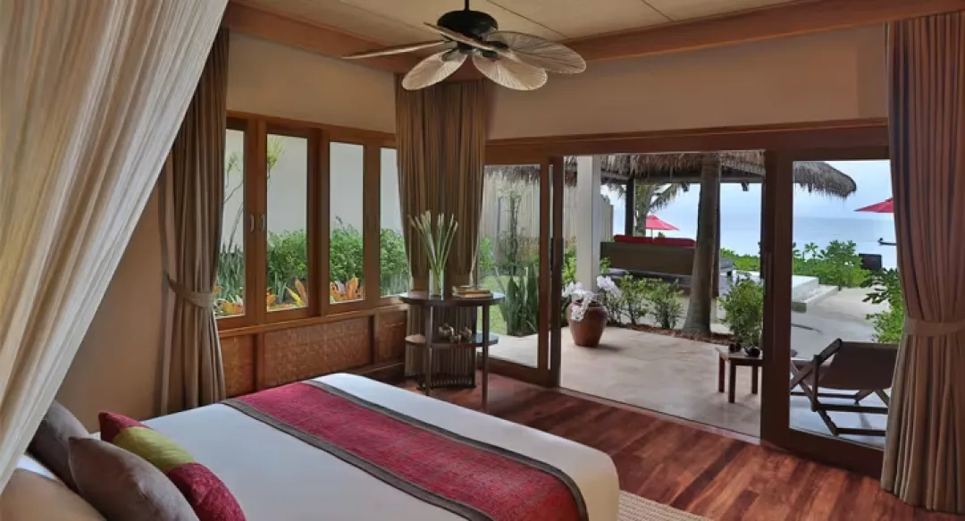 Ocean Garden Pool Suite - Bedroom with Sea View