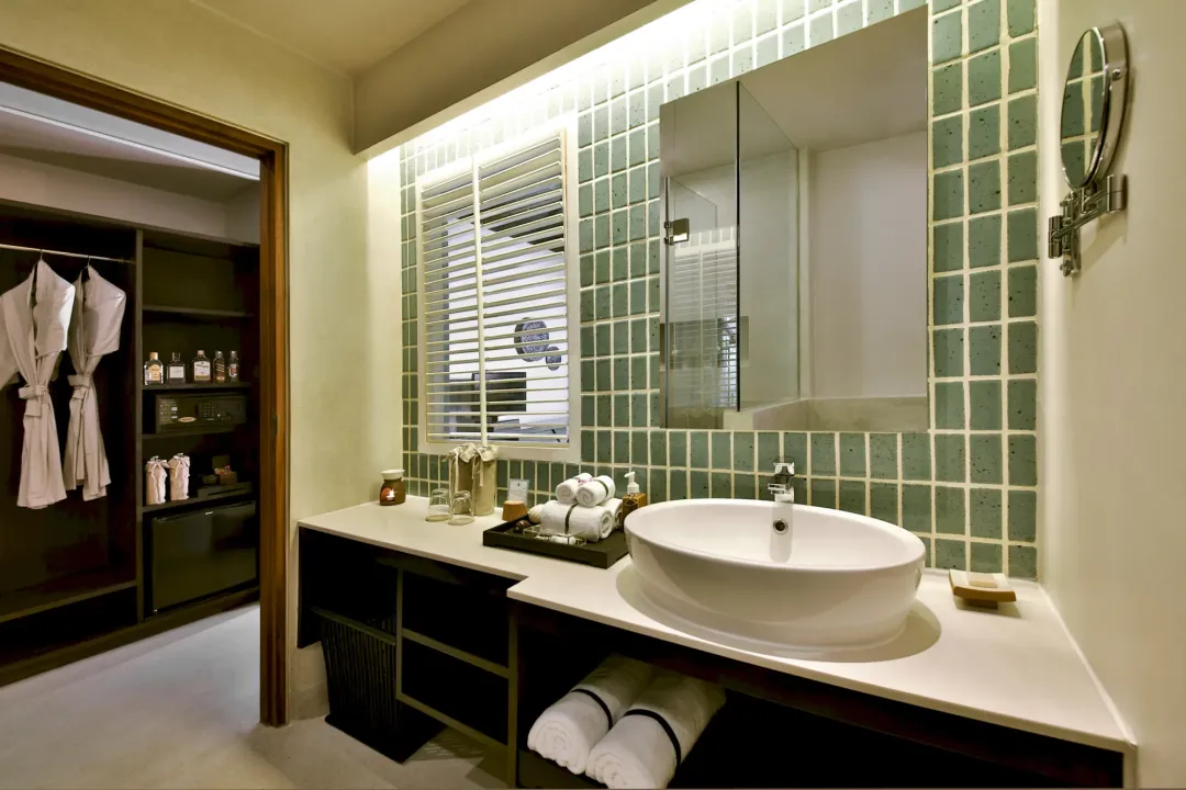 Deluxe Pool View - Bathroom