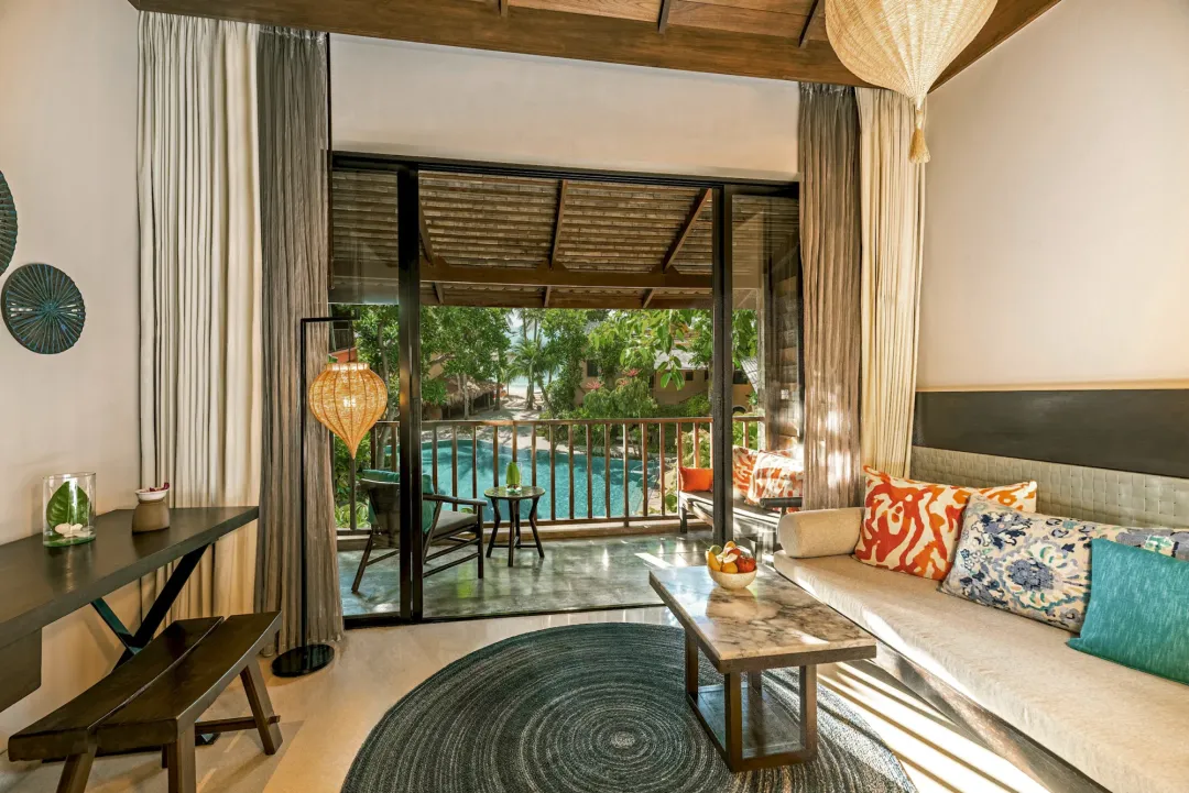 Deluxe Pool View - Seating Aeria