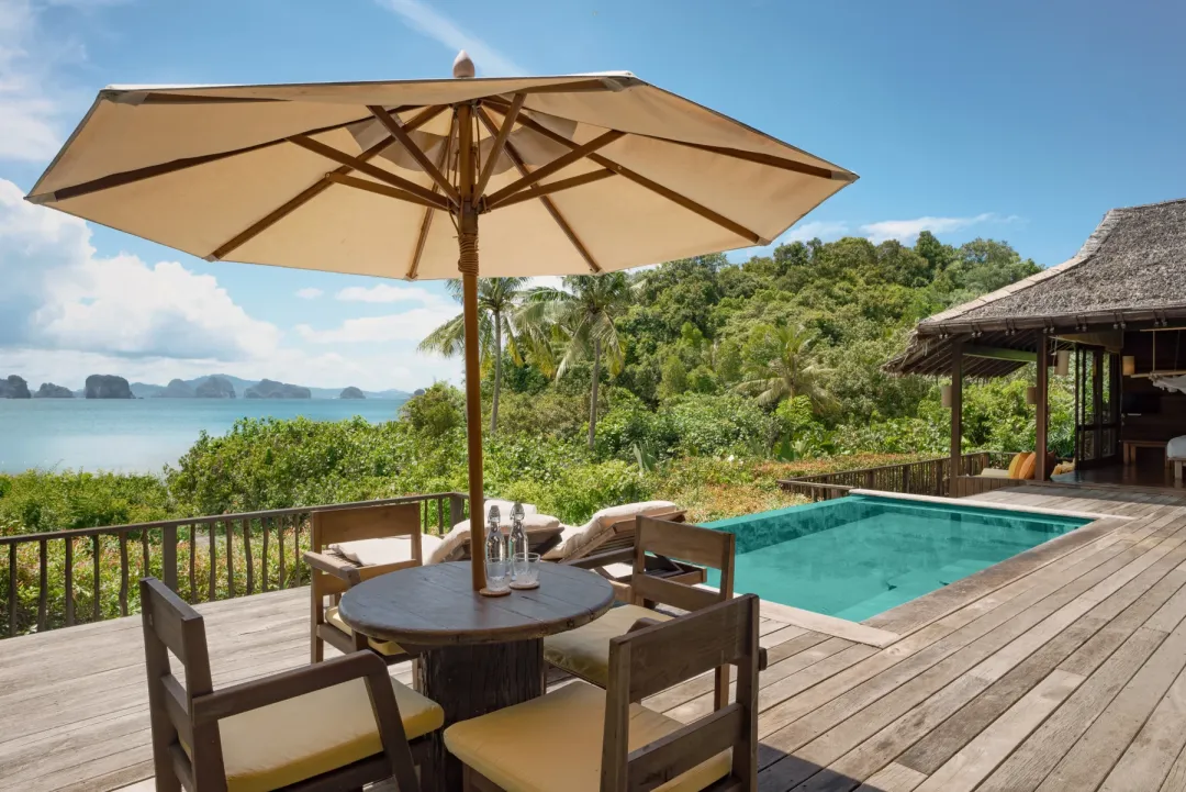 Beachfront Pool Villa Suite - Sun Lounge
