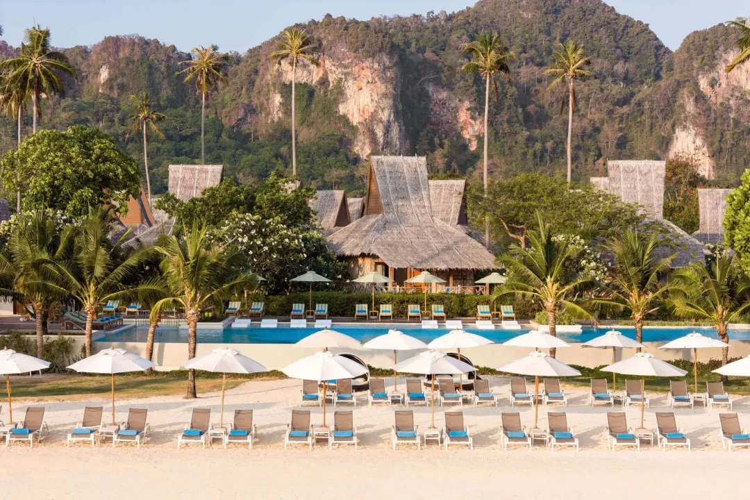 SAii Phi Phi Island Village Resort - Pool Lounge