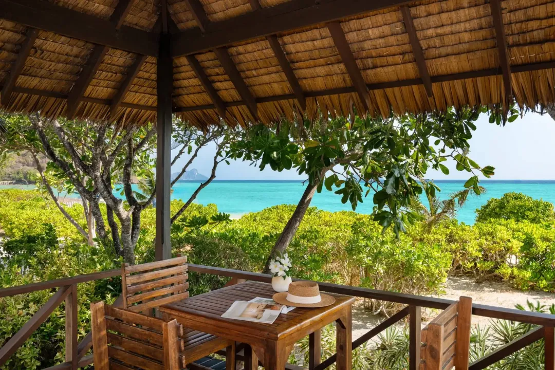 Beachfront Junior Suite - Balcony Lounge